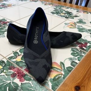 Rothy’s size 10 dark grey camo print pointy toe flat